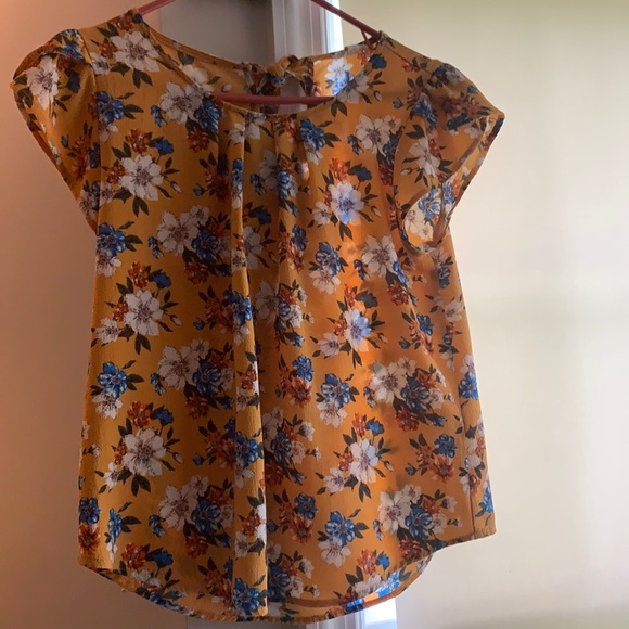 Pretty and flowy top! - Picture 1 of 2